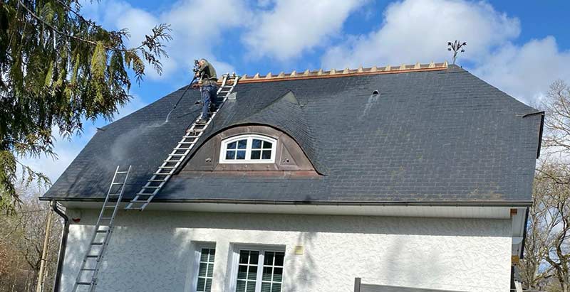 découvrez comment le démoussage des toitures redonne éclat et valeur à votre maison en éliminant mousses et lichens pour une protection durable.