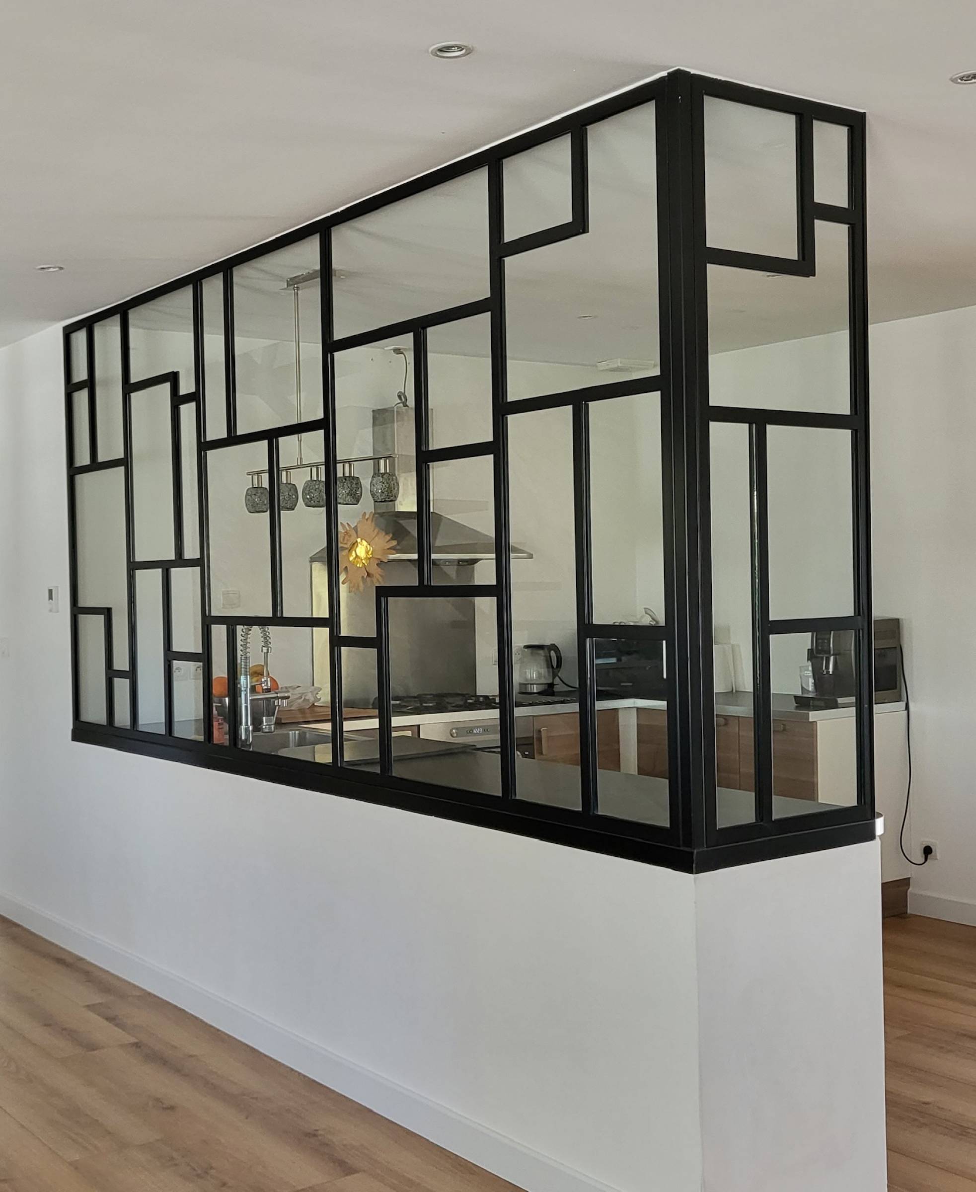 obtenez un devis personnalisé pour votre verrière sur mesure. comparez les prix et trouvez le professionnel idéal pour votre projet de verrière intérieure ou extérieure.