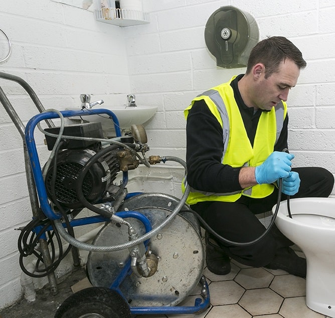 service de débouchage rapide pour douche bouchée. intervention efficace pour rétablir l'écoulement de votre douche en un rien de temps.