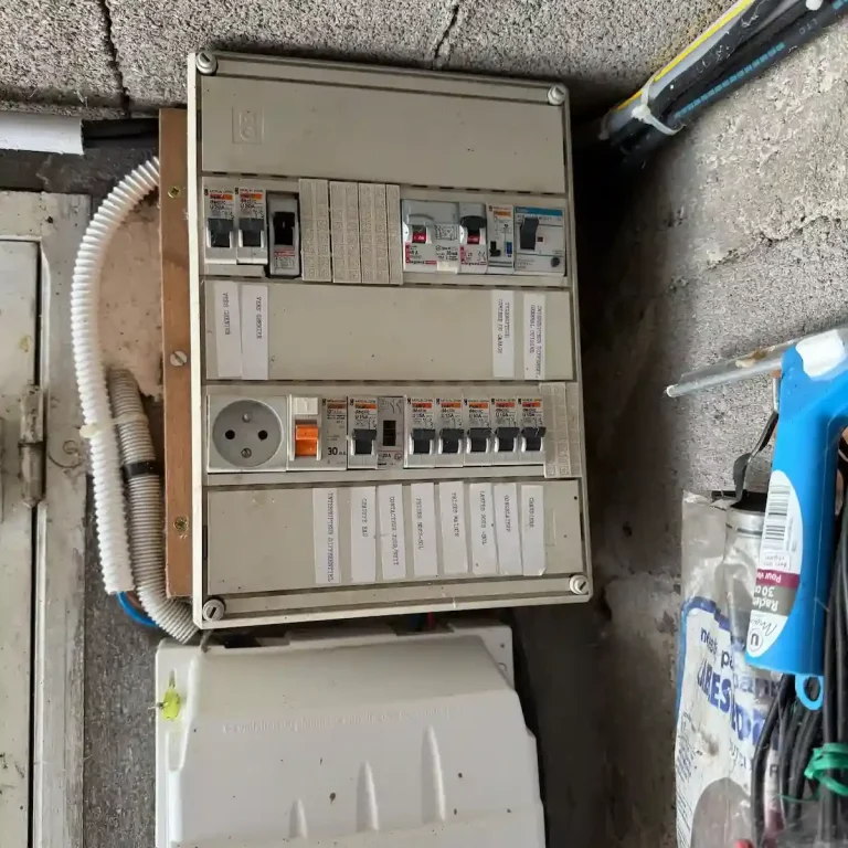 électricien à paris 11 disponible 24/7 pour tous vos travaux électriques : dépannage, installation et maintenance rapide et fiable.