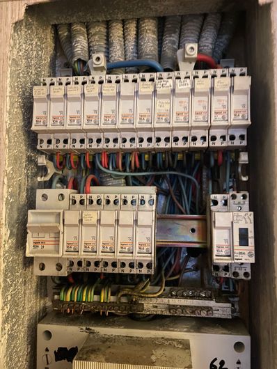 besoin d'un électricien dans le 14e arrondissement de paris ? profitez d'un dépannage rapide et fiable pour tous vos soucis électriques, réalisé par des professionnels qualifiés.