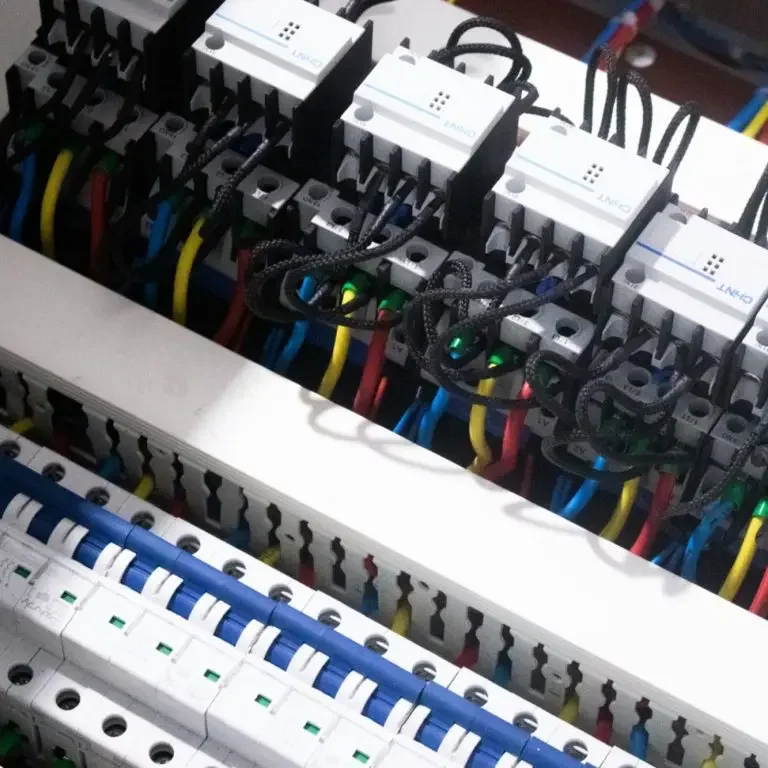 électricien à paris spécialisé dans le dépannage rapide et conforme aux normes. intervention efficace pour tous vos besoins électriques.