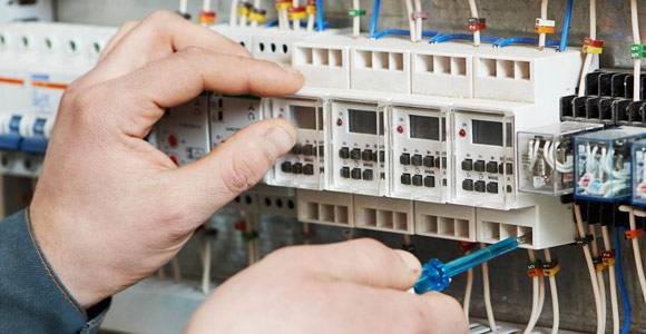 électricien expert à paris spécialisé en rénovation électrique. service local rapide, fiable et conforme aux normes pour tous vos travaux d'électricité.