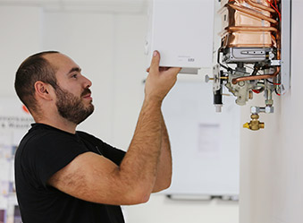 assurez le confort de votre maison et réalisez des économies grâce à l'entretien régulier de votre chauffe-eau. découvrez nos conseils et services pour un équipement performant et durable.