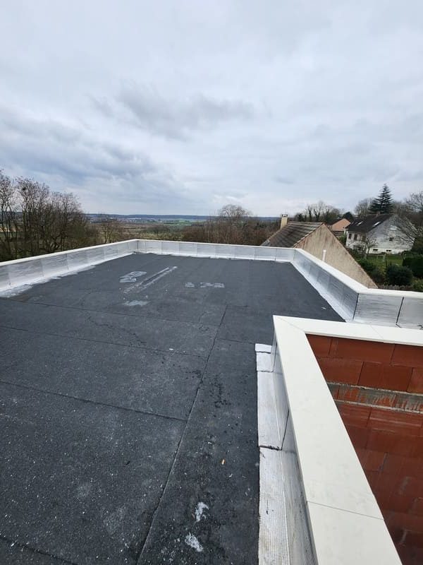 assurez une étanchéité toiture durable grâce à des solutions efficaces et respectueuses de l'environnement pour protéger votre maison contre les intempéries.