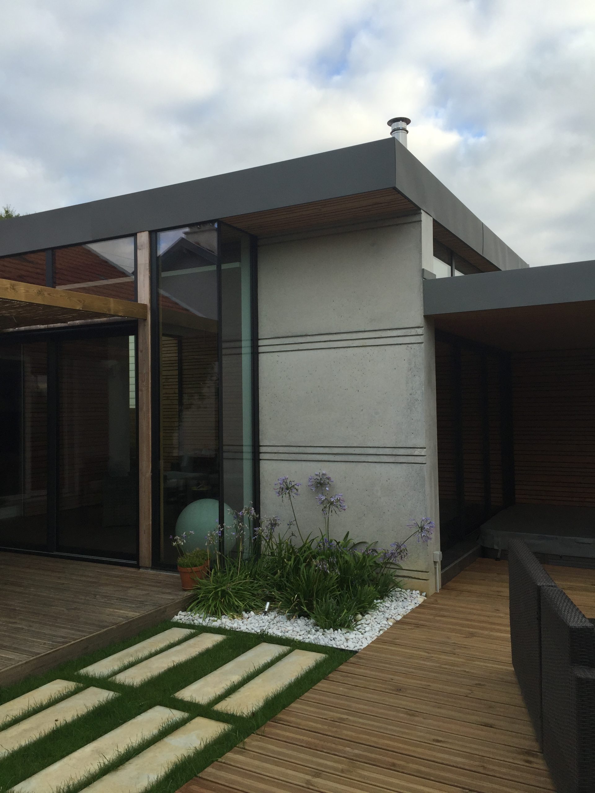 découvrez nos solutions d'extension en béton robustes et durables pour agrandir votre espace de vie avec style et solidité.