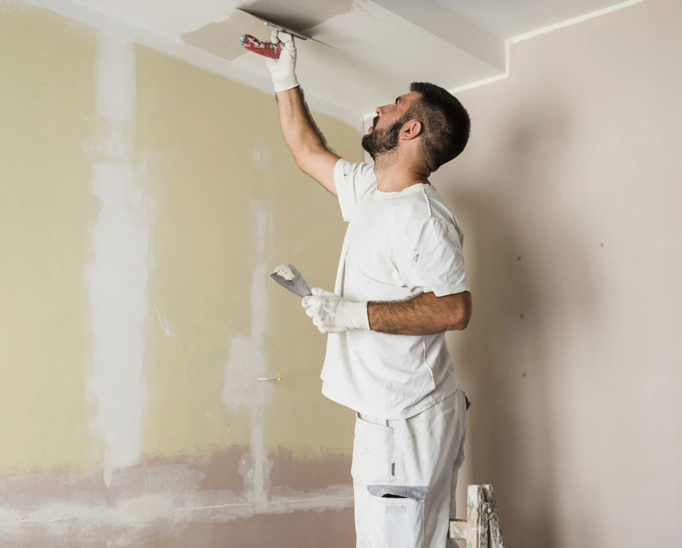 découvrez les principaux facteurs influençant le coût de la peinture, incluant les types de peinture, la surface à couvrir, la préparation nécessaire et la main-d'œuvre, pour mieux planifier votre budget.