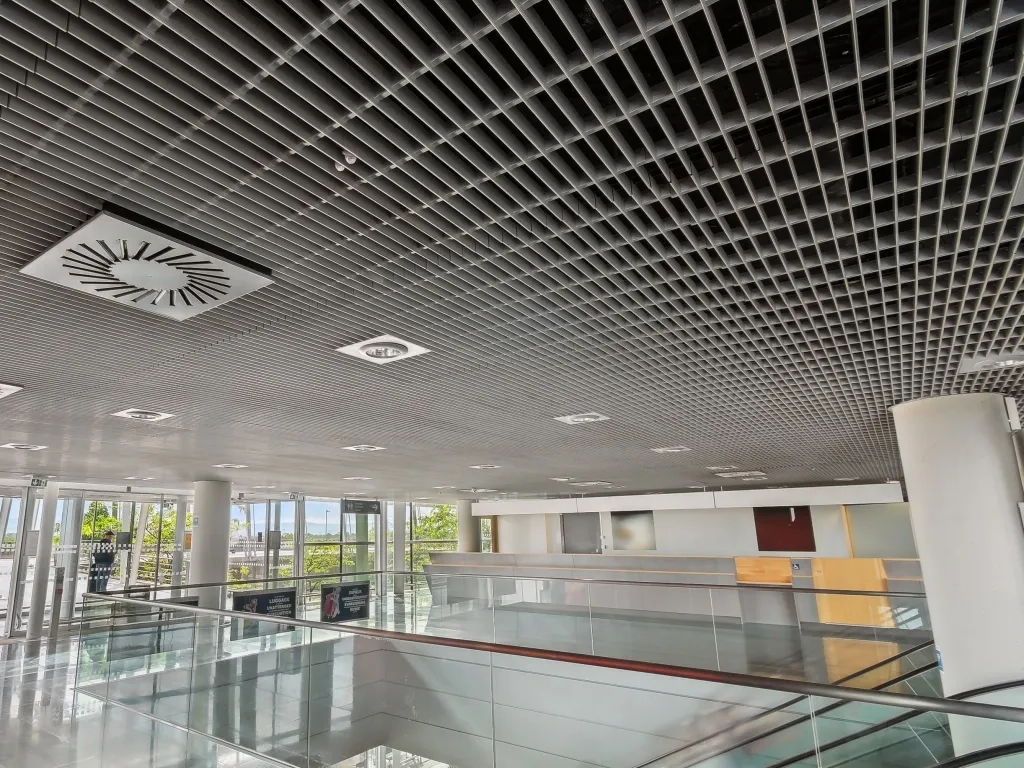 découvrez notre guide complet sur le faux plafond économique, une solution abordable pour améliorer l'esthétique et l'isolation de vos espaces intérieurs.