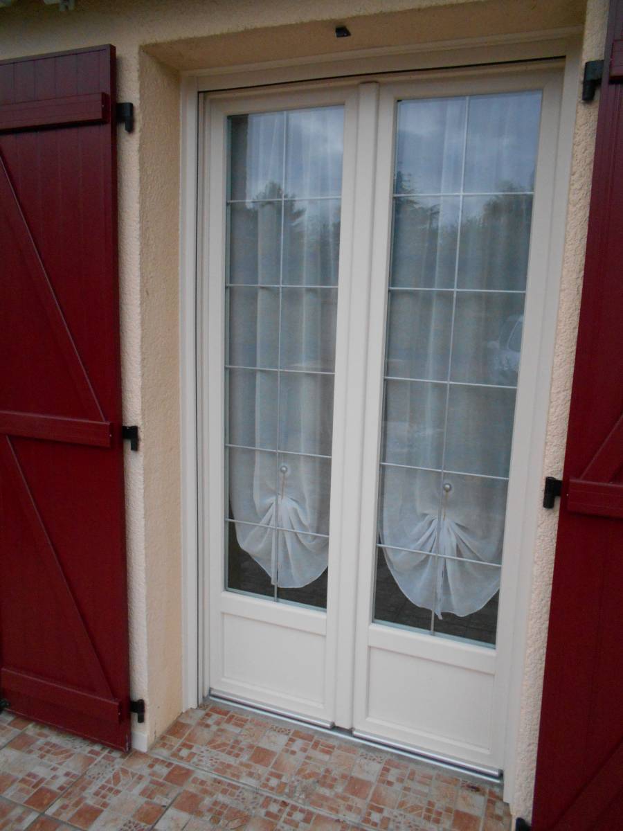 découvrez notre guide complet sur le prix des fenêtres double vitrage et apprenez comment réaliser des économies tout en améliorant l'isolation de votre maison.