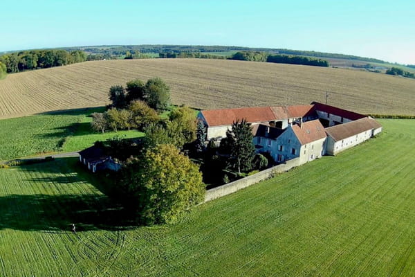 découvrez une ferme à rénover située près du 15e arrondissement de paris, offrant un fort potentiel d'aménagement et un cadre paisible à proximité de la capitale.