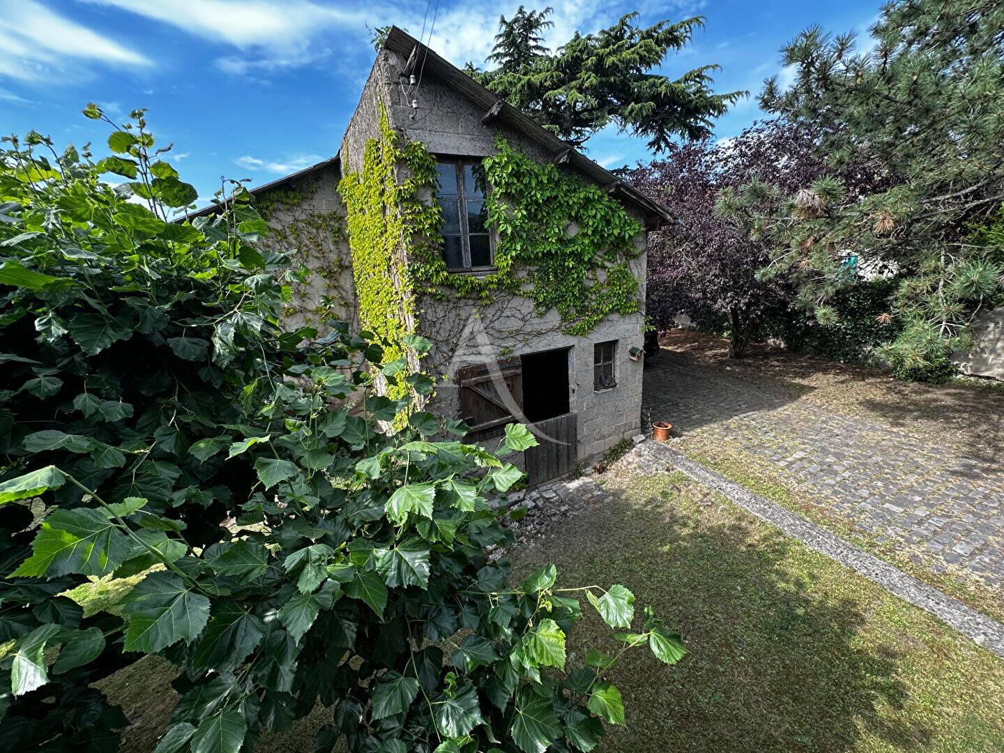 découvrez une ferme à rénover proche du 15e arrondissement de paris, une opportunité unique pour créer votre espace de vie idéal alliant charme et proximité urbaine.