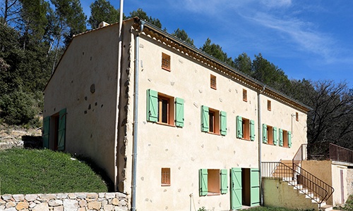 découvrez à quelle fréquence effectuer le ravalement de la façade de votre maison pour préserver son esthétique et sa durabilité. conseils et recommandations pour un entretien optimal.