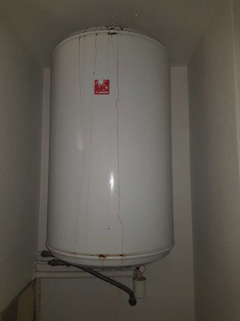 fuite ballon deau chaude solution 2 découvrez les solutions efficaces pour réparer une fuite sur votre ballon d’eau chaude et éviter les dégâts. guide pratique et conseils d’experts.