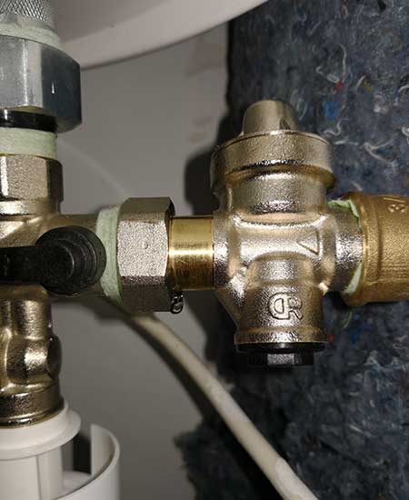 fuite ballon deau chaude solution 3 découvrez les meilleures solutions pour réparer une fuite sur votre ballon d’eau chaude rapidement et efficacement.