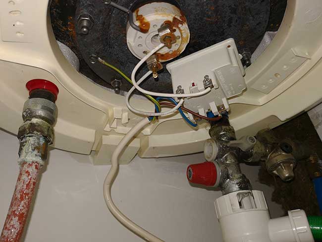 découvrez des solutions efficaces pour réparer une fuite de ballon d’eau chaude et éviter les dégâts. guide pratique pour assurer la sécurité et l'économie d'énergie.