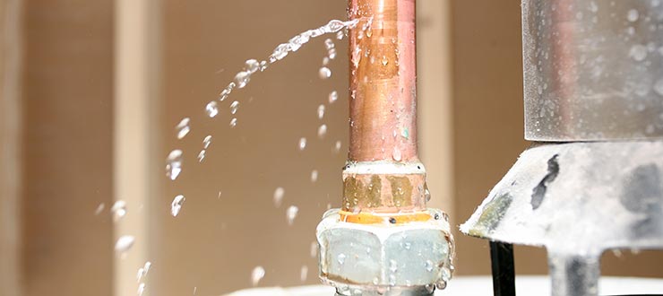 détectez et réparez rapidement une fuite d'eau dans votre salle de bain pour éviter les dégâts. conseils pratiques et solutions efficaces à portée de main.