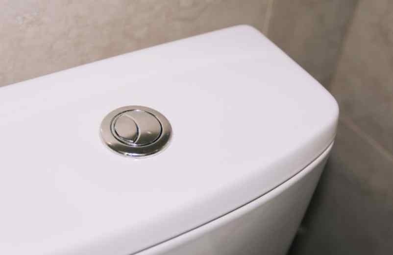 découvrez des solutions rapides et efficaces pour réparer une fuite d'eau dans votre salle de bain et éviter les dégâts.