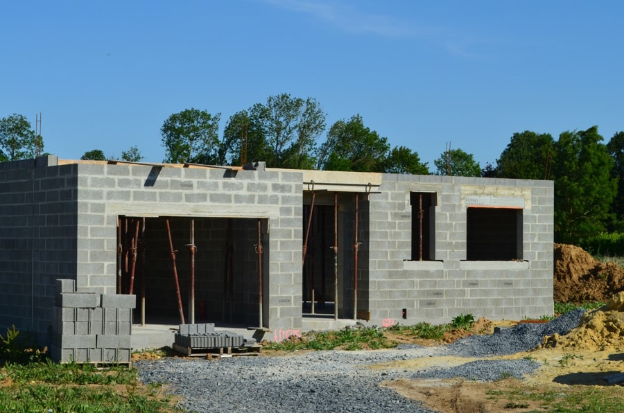 découvrez notre garage de 40m2 en parpaing, robuste et spacieux, idéal pour protéger vos véhicules et optimiser votre espace de rangement.