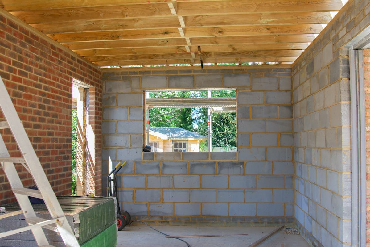 découvrez nos solutions de garage accolé à votre maison pour un rangement pratique et une protection optimale de votre véhicule. design adapté et construction personnalisée.