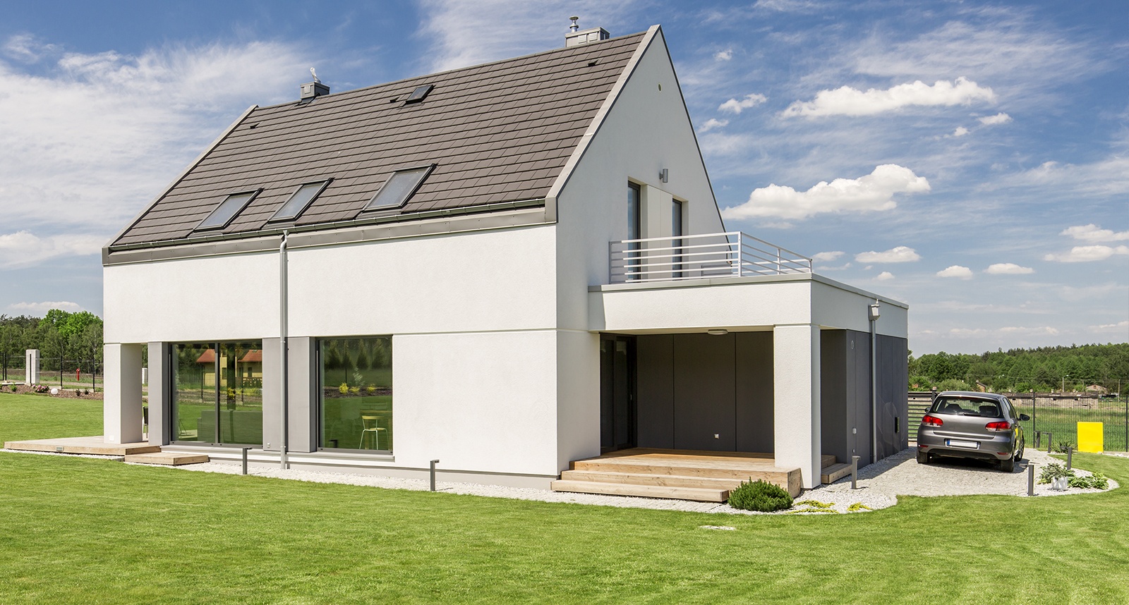 découvrez nos solutions de garages accolés à la maison, alliant praticité et esthétisme pour protéger votre véhicule tout en optimisant l'espace de votre habitation.
