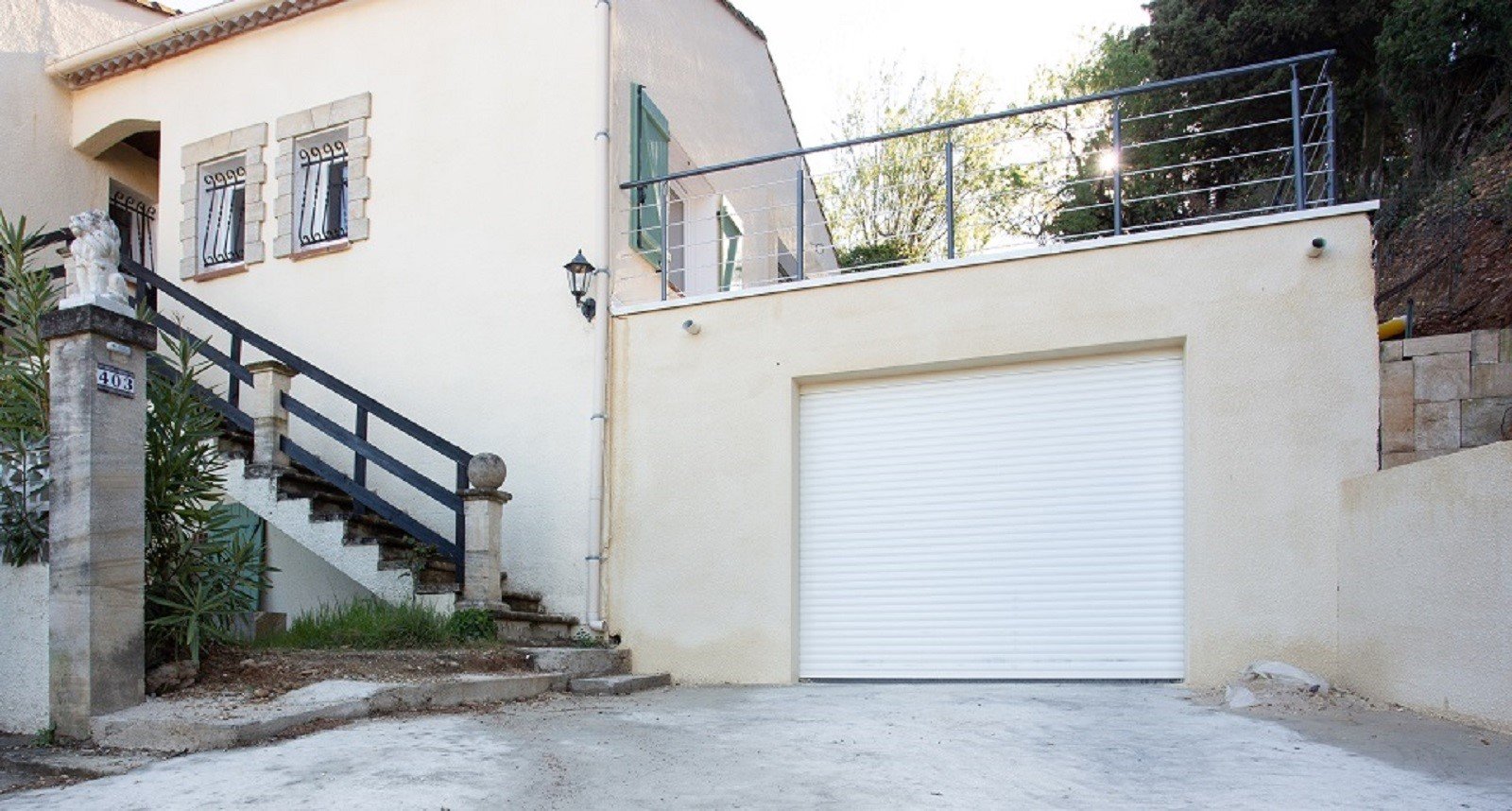 découvrez nos garages en parpaing avec toit plat, alliant solidité et design moderne pour protéger efficacement votre véhicule.