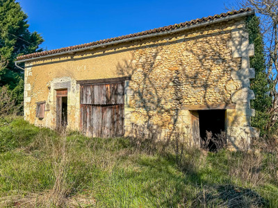 découvrez cette grange rénovée à vendre, située à proximité du 15e arrondissement, alliant charme authentique et confort moderne.