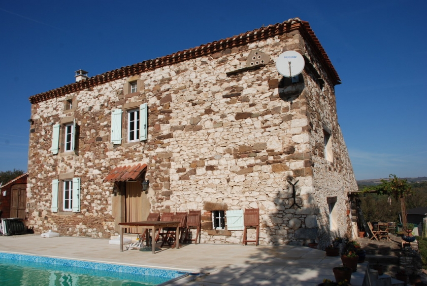 découvrez cette charmante grange rénovée à vendre, idéalement située près du 15e arrondissement, alliant confort moderne et cachet authentique.