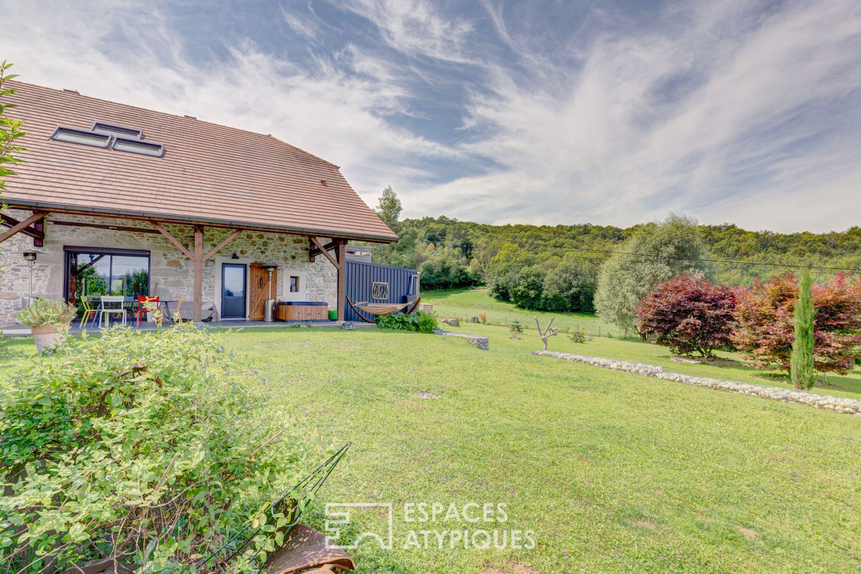 découvrez cette charmante grange rénovée à vendre, idéalement située à proximité du 15e arrondissement de paris, alliant authenticité et confort moderne.