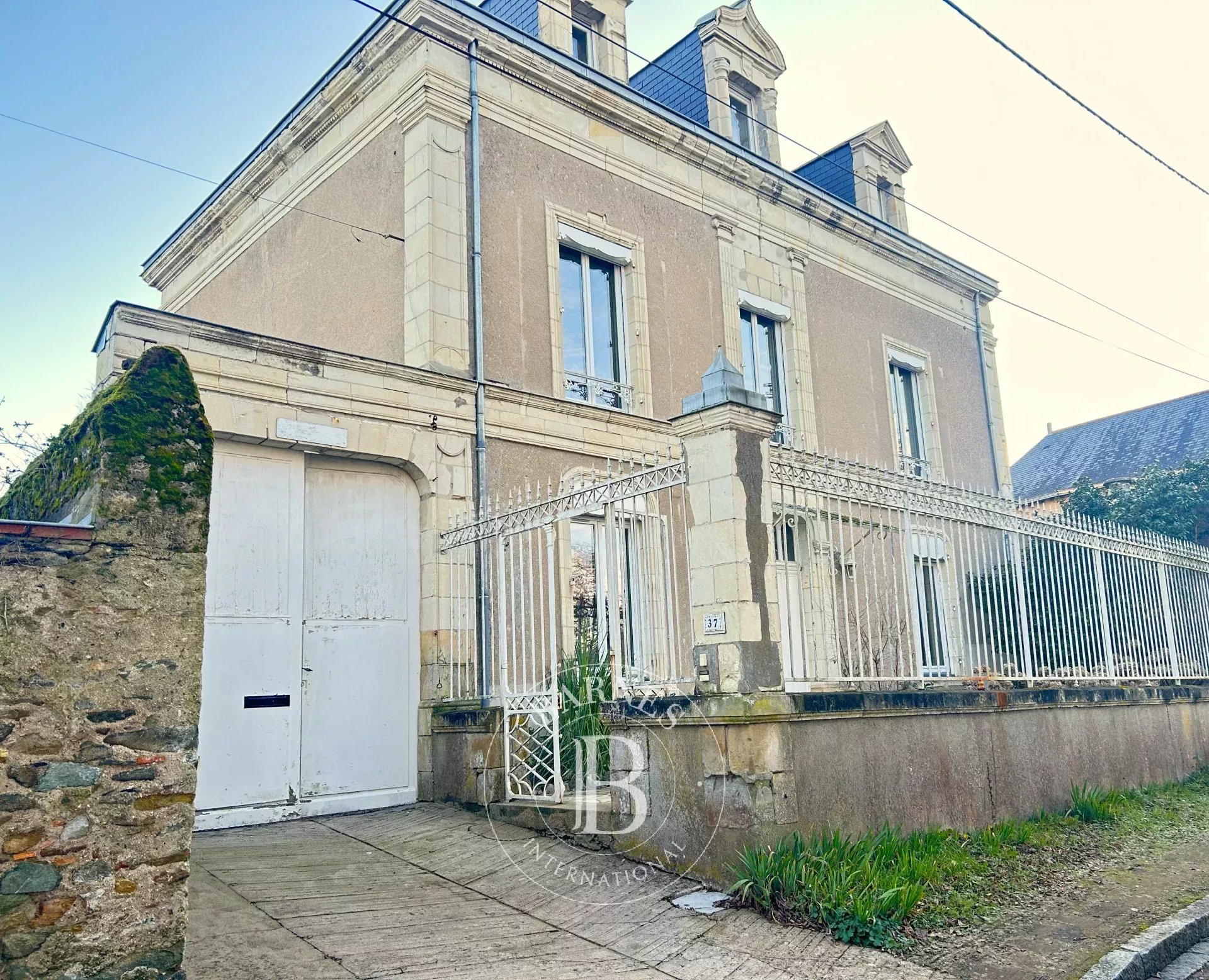 découvrez notre guide complet pour l'achat d'une maison de maîtres : conseils, étapes clés et astuces pour réussir votre investissement immobilier avec élégance et authenticité.