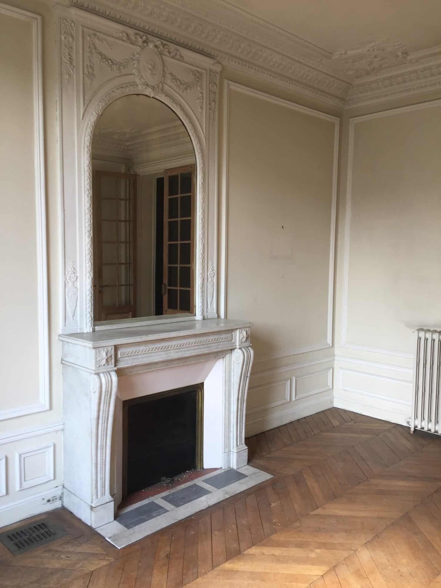 découvrez notre guide complet des moulures haussmanniennes pour sublimer votre intérieur avec élégance et authenticité.