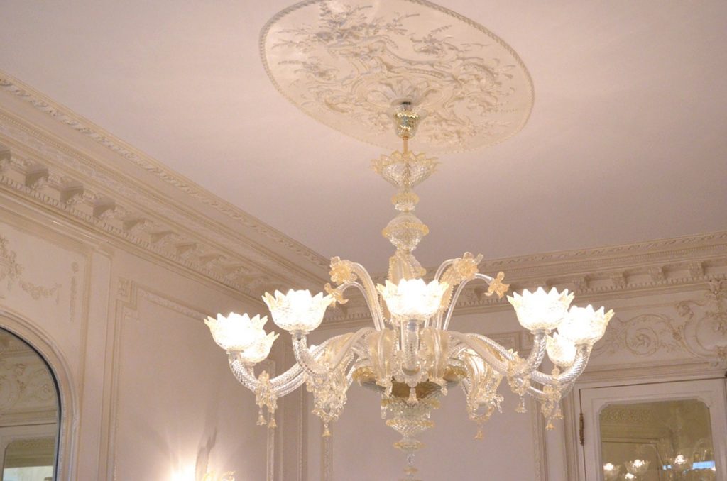 découvrez notre guide complet des moulures haussmanniennes pour sublimer votre intérieur avec élégance et authenticité.