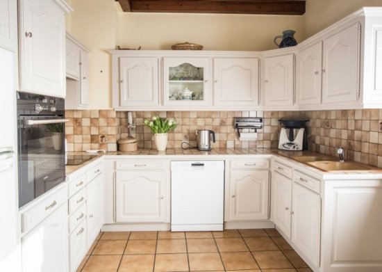 découvrez nos astuces de home staging pour sublimer votre cuisine et séduire les acheteurs potentiels en optimisant l'espace et la décoration.