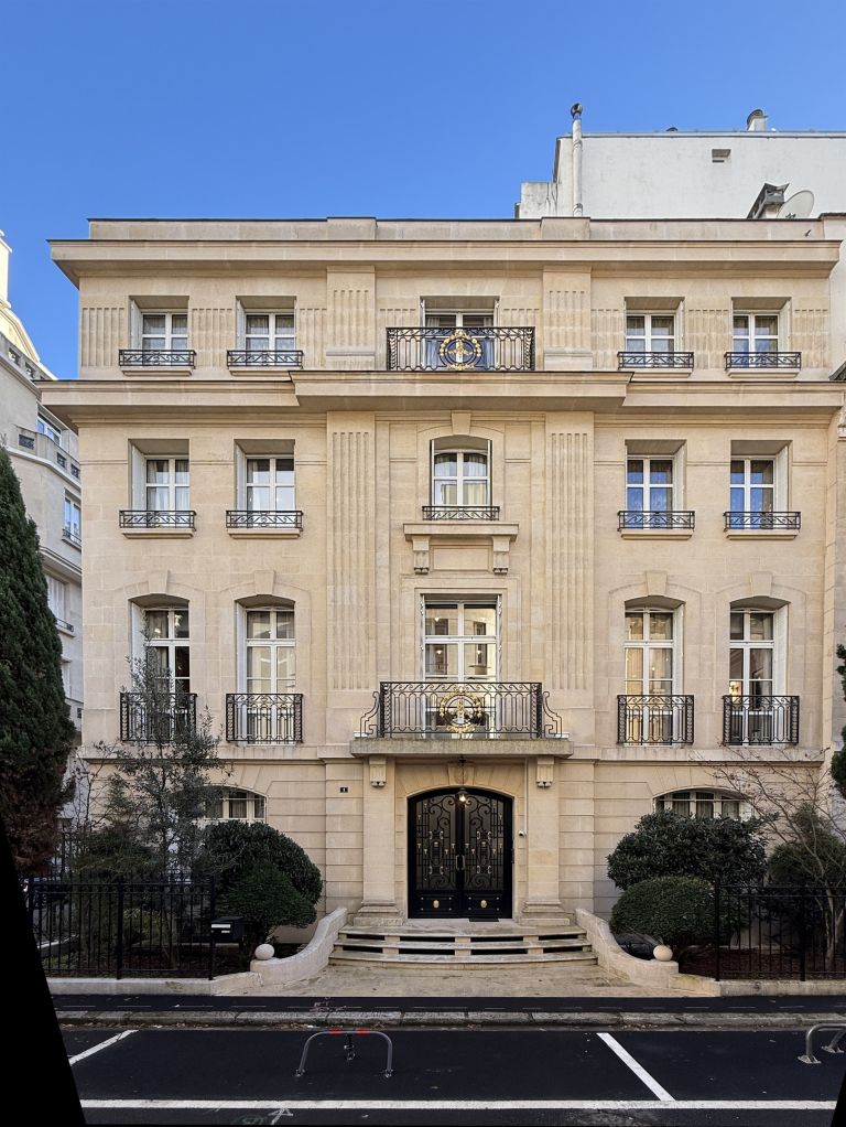 découvrez un hôtel à rénover au cœur de paris, idéal pour un projet immobilier ou commercial. emplacement privilégié et fort potentiel de transformation.