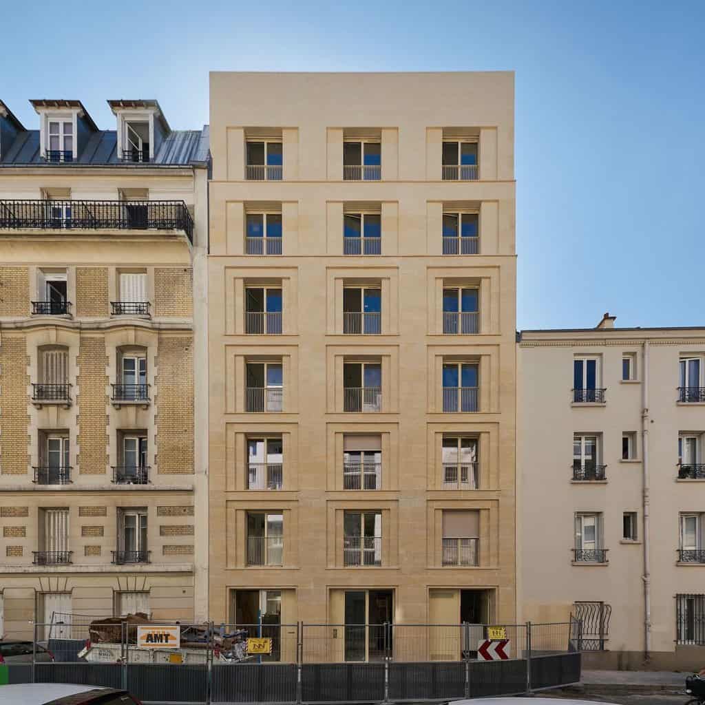 découvrez un immeuble à rénover idéalement situé près du 15e arrondissement de paris, offrant un potentiel unique pour vos projets immobiliers.
