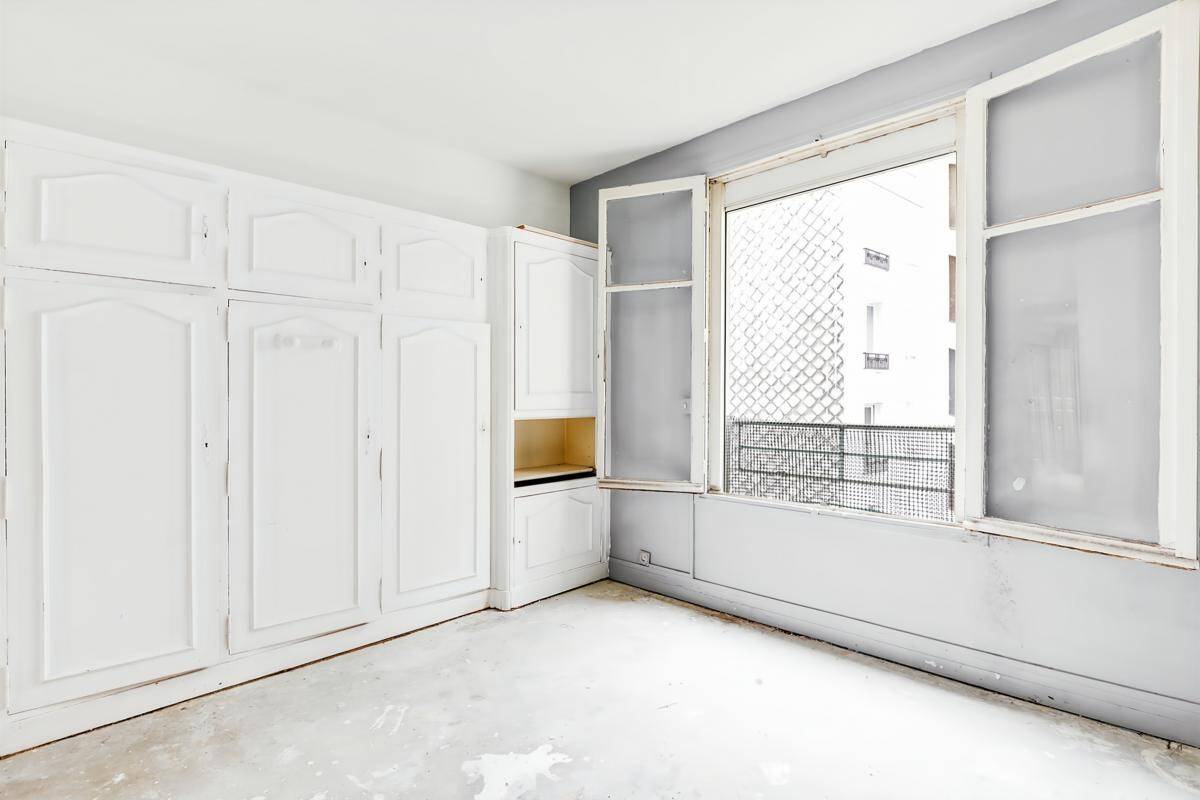 découvrez un immeuble à rénover idéalement situé près du 15e arrondissement de paris. opportunité unique pour investissement ou projet de rénovation en plein cœur de la capitale.