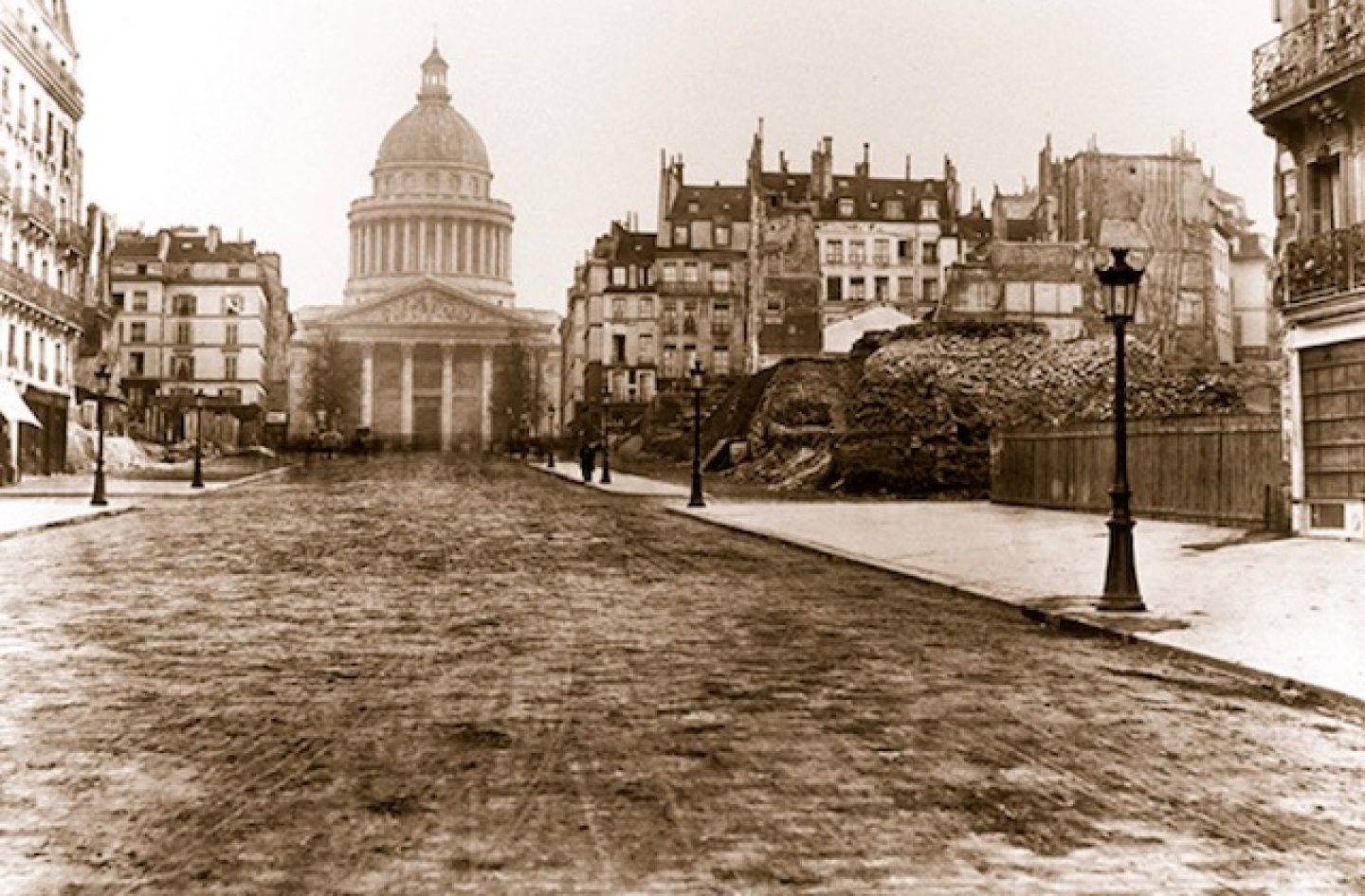découvrez l'impact des travaux d'haussmann à paris, qui ont transformé la ville avec de larges boulevards, une architecture emblématique et une modernisation urbaine majeure au 19ème siècle.