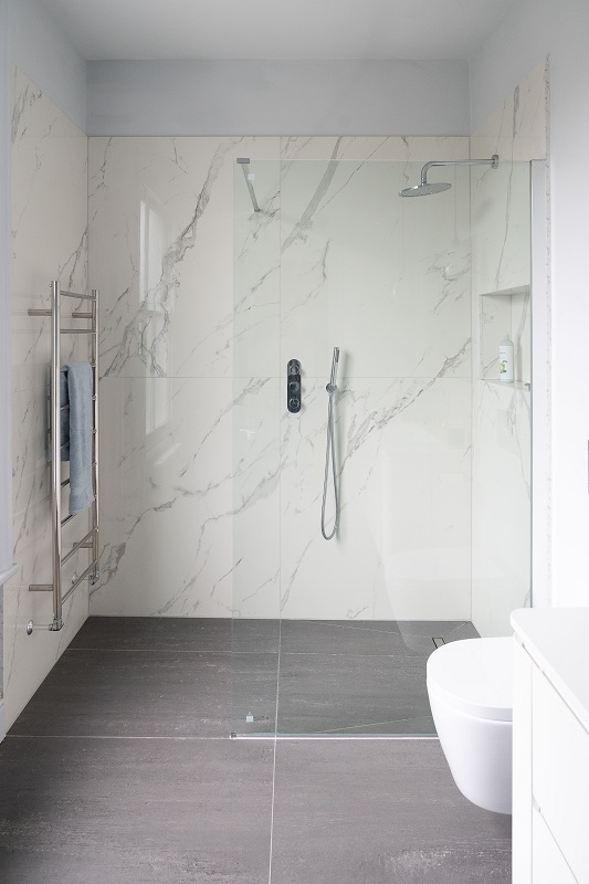 expert en installation de douche italienne sur mesure, profitez d'une salle de bain moderne et design avec un professionnel qualifié.