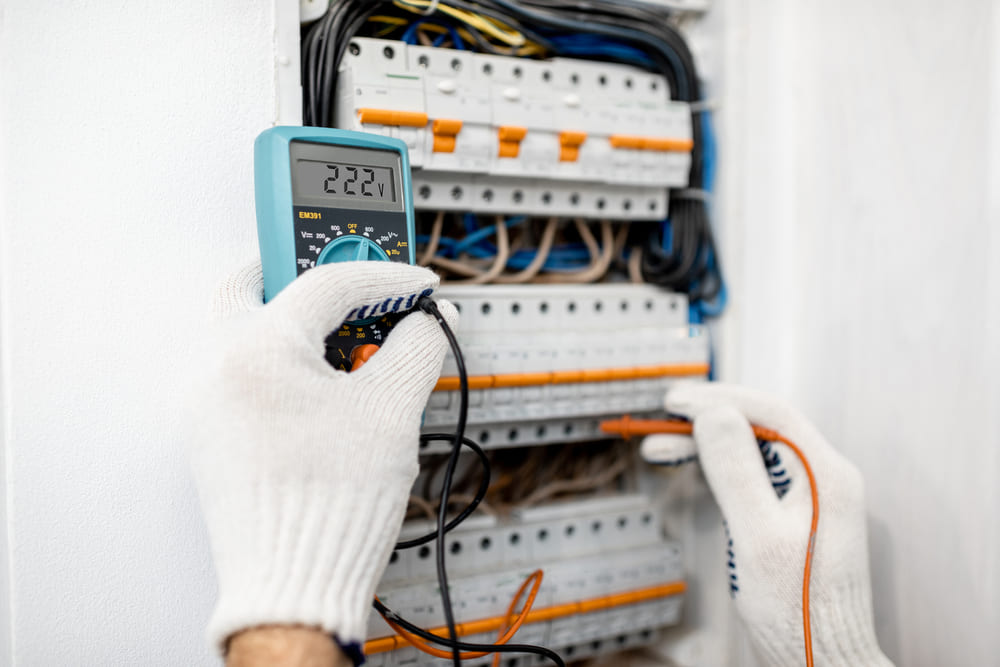 profitez d'une installation électrique sûre et conforme avec nos experts. nous assurons l'installation, la maintenance et la rénovation pour tous vos besoins électriques.