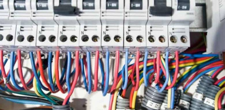 découvrez nos services professionnels d'installation électrique pour maison, garantissant sécurité, conformité et performance de votre réseau électrique.