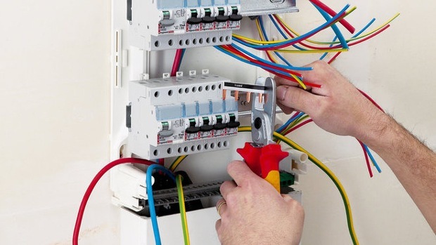 découvrez nos services professionnels d'installation électrique pour maison, garantissant sécurité, conformité aux normes et performance optimale.