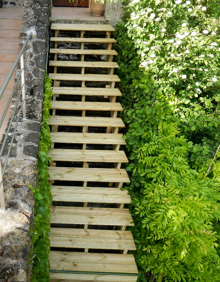 découvrez nos services professionnels pour l'installation d'escaliers sur mesure, alliant sécurité, design et qualité pour votre intérieur.