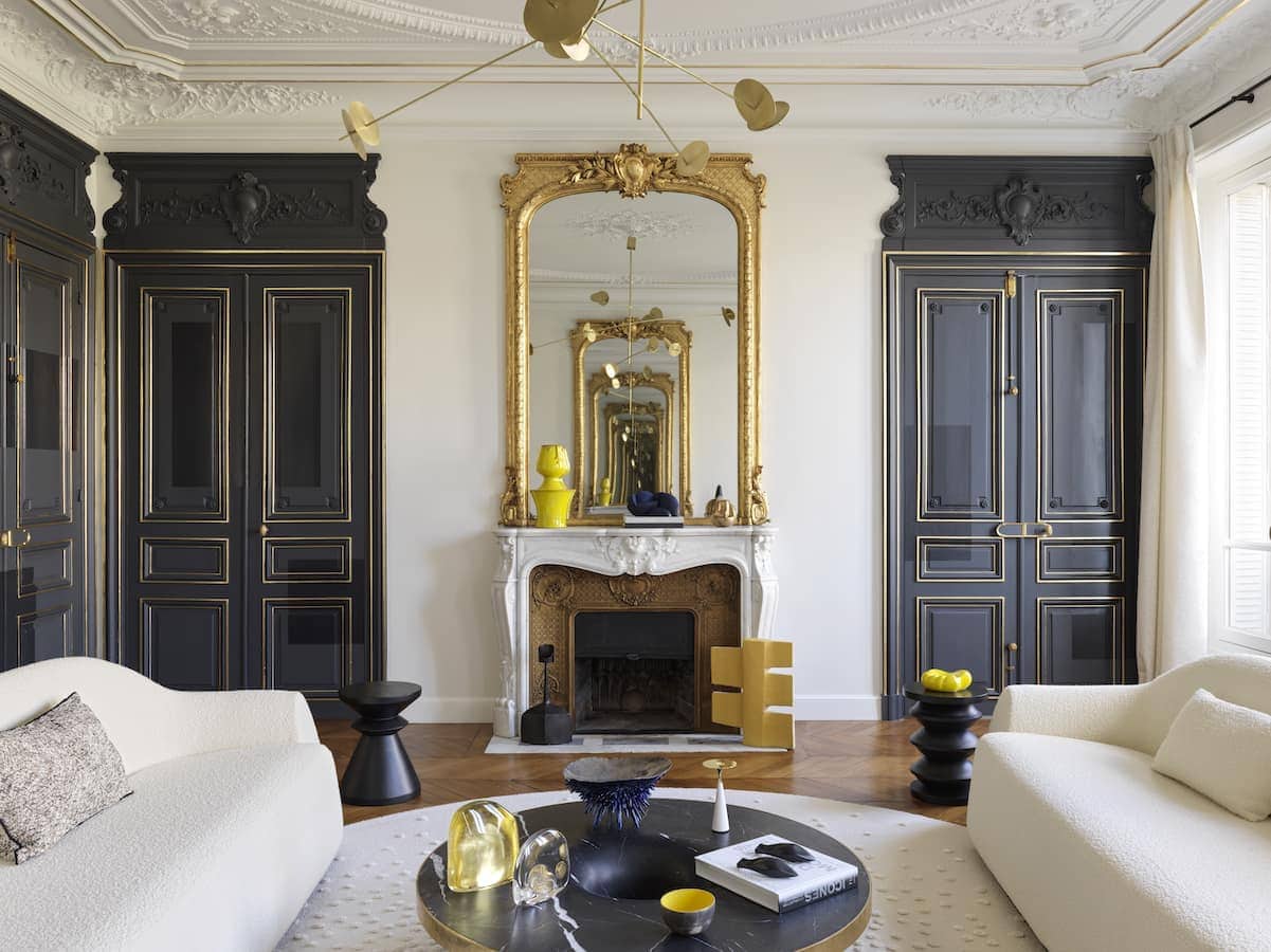 découvrez un intérieur haussmannien moderne alliant élégance classique et design contemporain pour un espace de vie raffiné et lumineux.