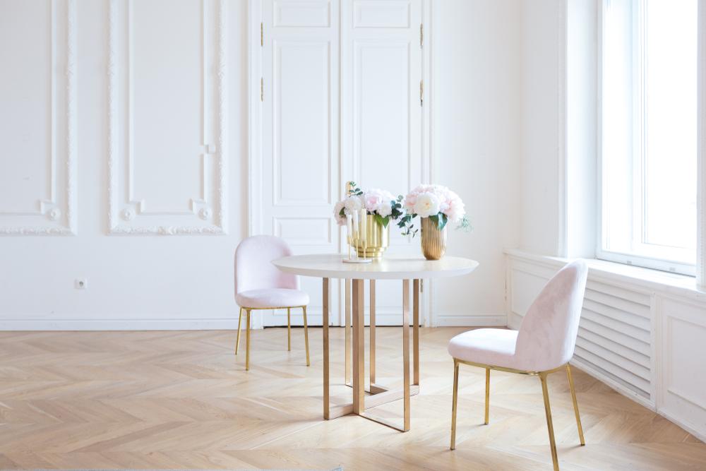 découvrez comment allier élégance classique et design contemporain avec un intérieur haussmannien moderne, pour un espace de vie à la fois chic et fonctionnel.