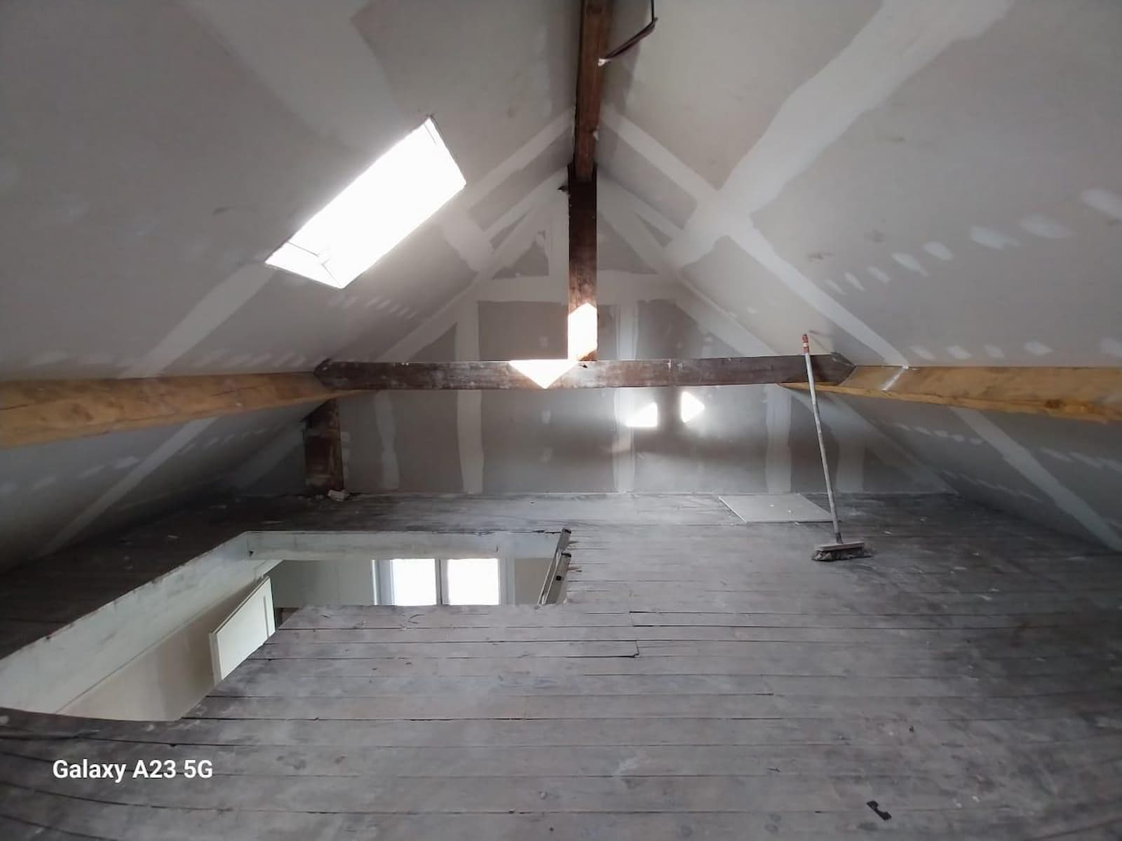 améliorez le confort de votre habitation et réalisez des économies d'énergie grâce à une isolation efficace de vos combles. conseils et solutions adaptées pour un intérieur chaleureux toute l'année.