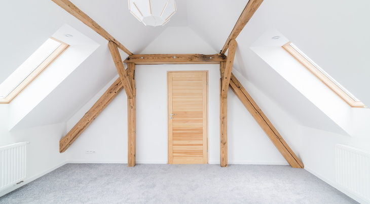 découvrez comment isoler vos combles à moindre coût avec notre guide des prix au m² et astuces pour réaliser des économies d'énergie efficaces.