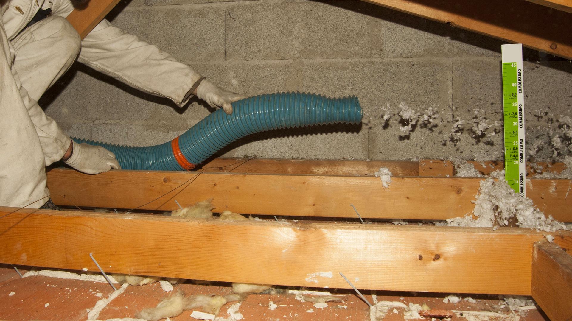 découvrez les prix au m² pour l'isolation des combles et apprenez comment réaliser des économies d'énergie tout en augmentant le confort de votre maison.