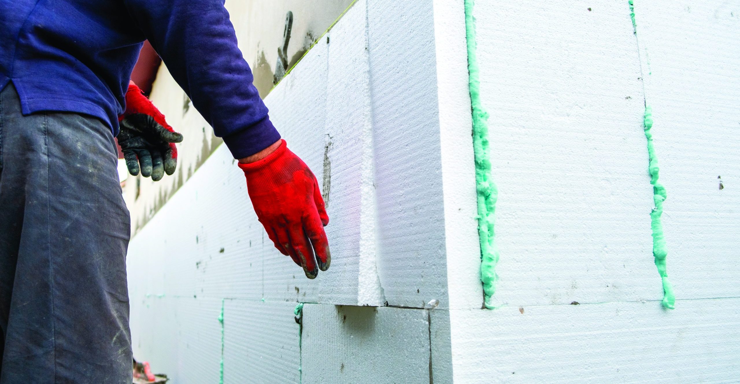 découvrez comment l'isolation extérieure peut vous aider à économiser sur vos travaux tout en améliorant le confort et l'efficacité énergétique de votre maison.