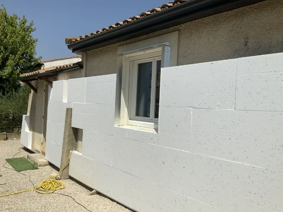 découvrez comment l'isolation extérieure peut transformer votre maison en améliorant le confort thermique et l'efficacité énergétique tout en valorisant votre bien immobilier.