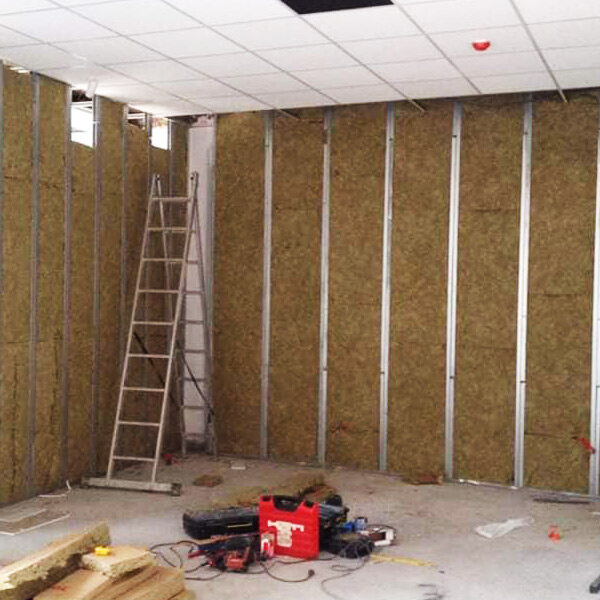 découvrez nos solutions efficaces d'isolation phonique pour murs, réduisez les nuisances sonores et améliorez le confort acoustique de votre intérieur.