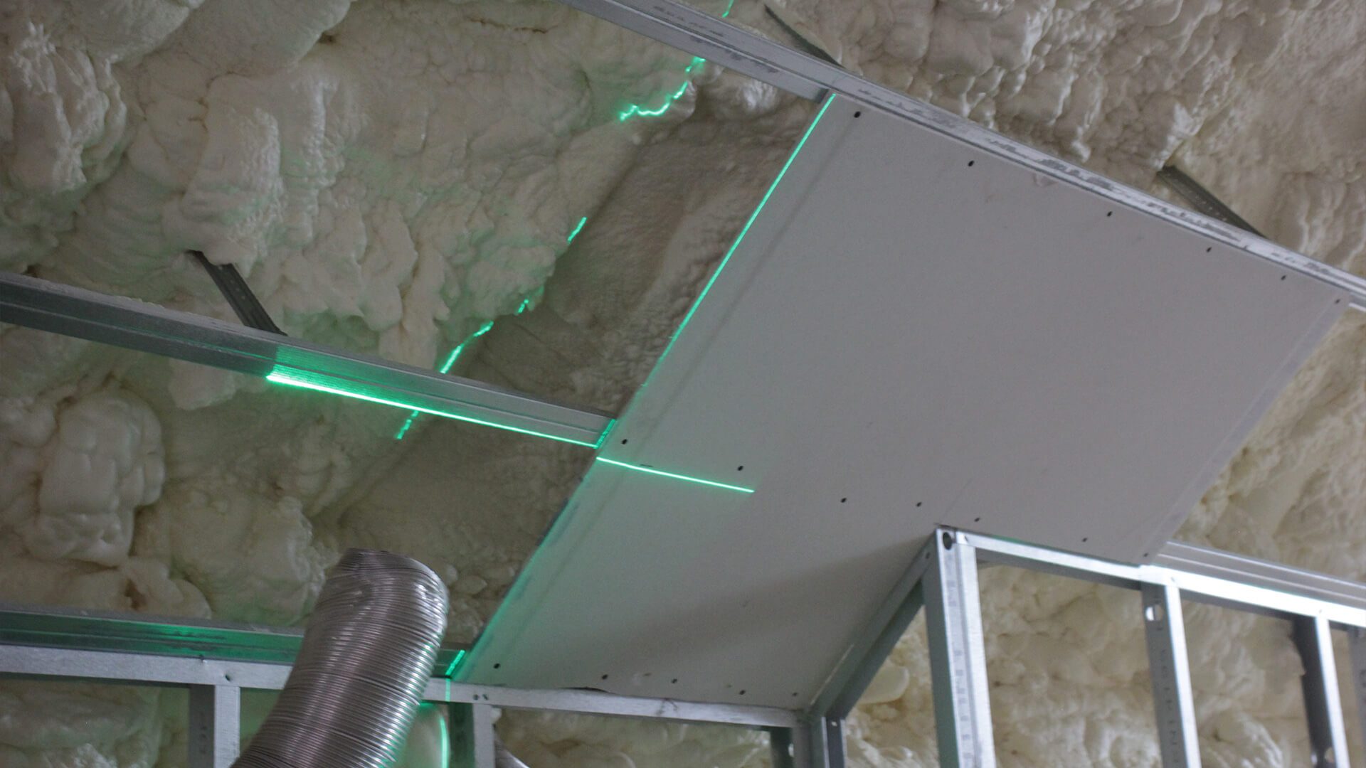 découvrez comment l'isolation projetée peut optimiser votre économie d'énergie en réduisant efficacement les déperditions thermiques de votre habitat.